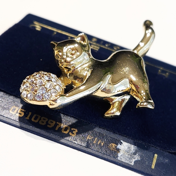 Givenchy Cat Kitten Brooch Pin Vintage NWT Gold Tone Swarovski Crystals - Picture 13 of 15